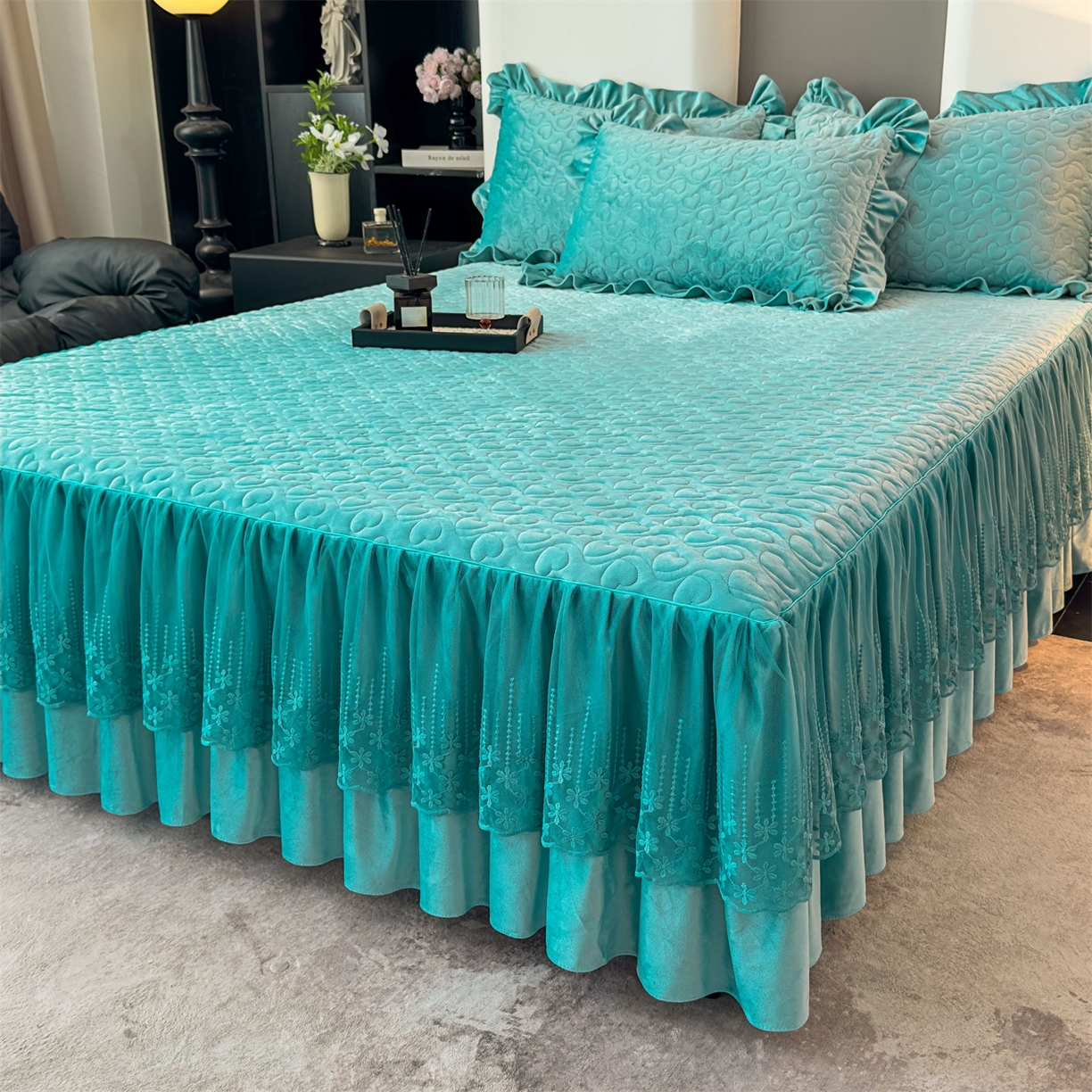 91家纺网 家纺一手货源 找家纺 恒爱家纺 2025新款宝宝绒紫陌听雪床裙款四件套终版 浅灰蓝