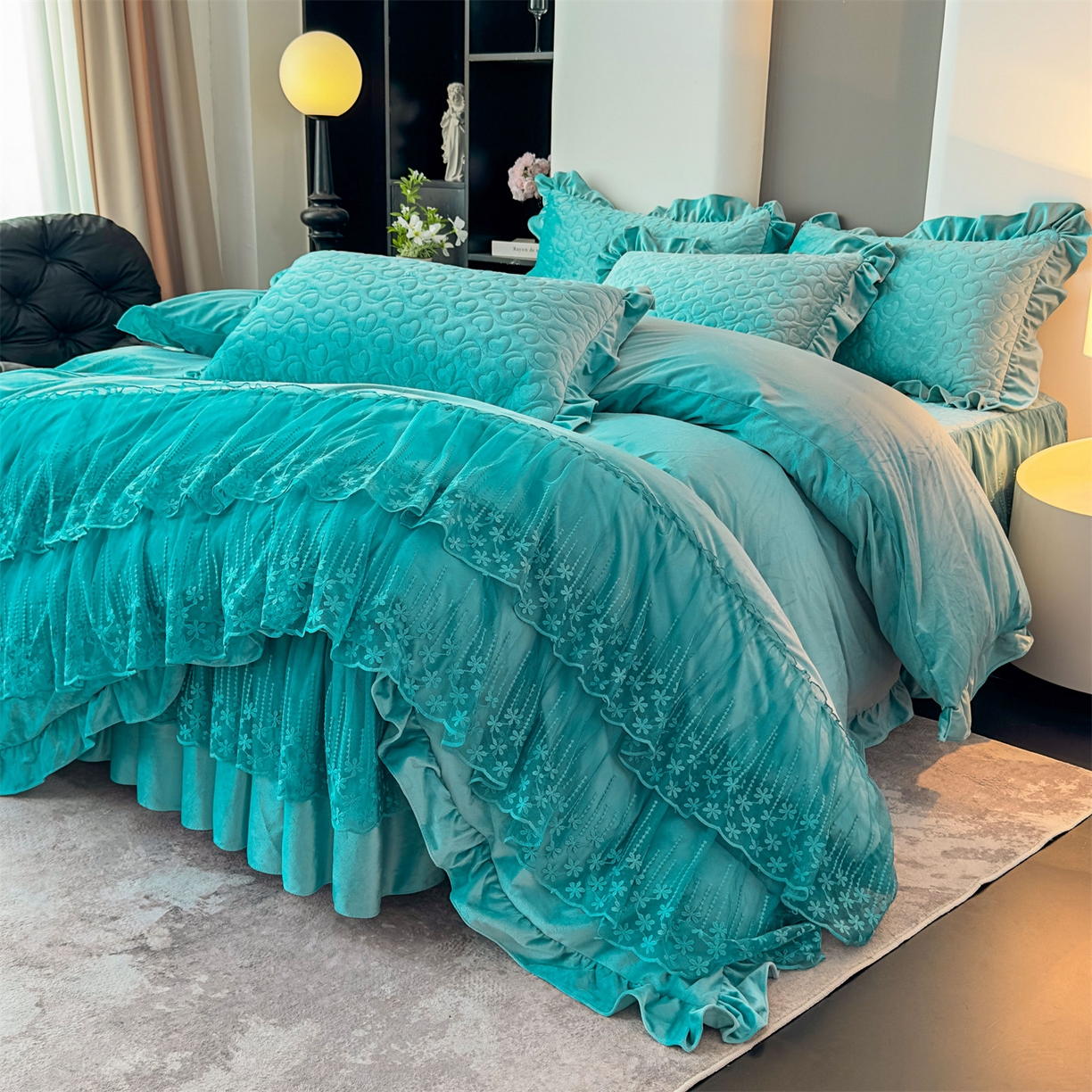 91家纺网 家纺一手货源 找家纺 恒爱家纺 2025新款宝宝绒紫陌听雪床裙款四件套终版 浅灰蓝