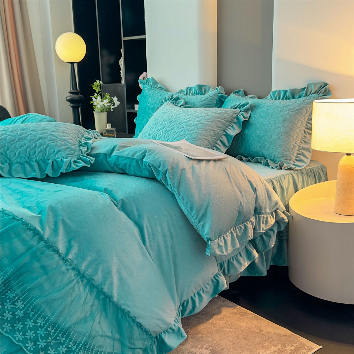 91家纺网 家纺一手货源 找家纺 恒爱家纺 2025新款宝宝绒紫陌听雪床裙款四件套终版 浅灰蓝