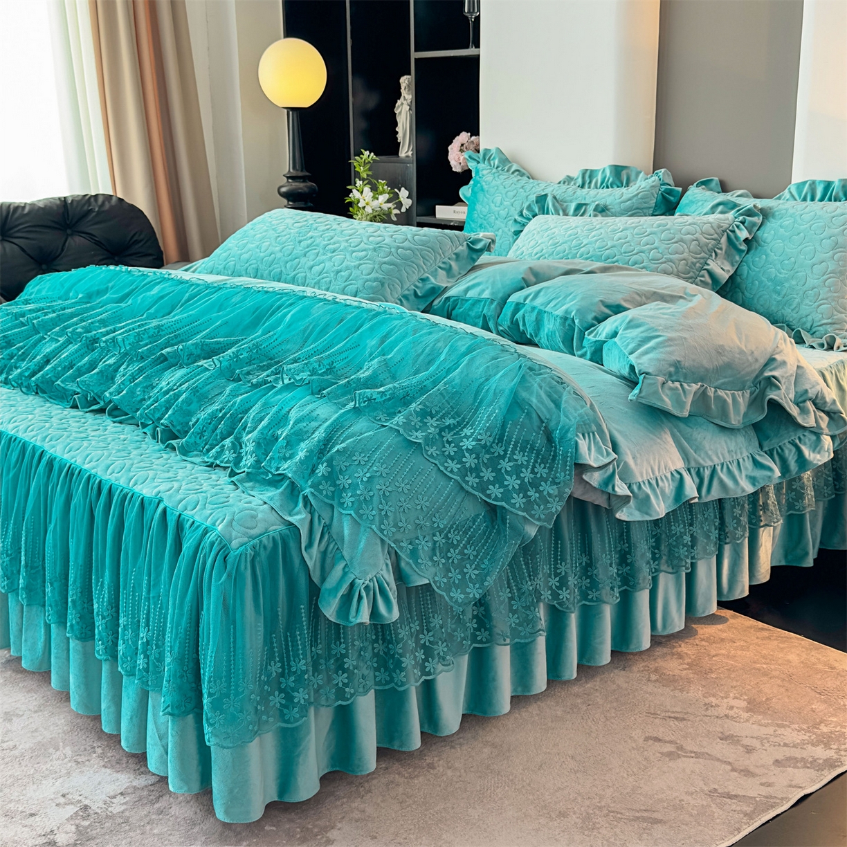 91家纺网 家纺一手货源 找家纺 恒爱家纺 2025新款宝宝绒紫陌听雪床裙款四件套终版 浅灰蓝