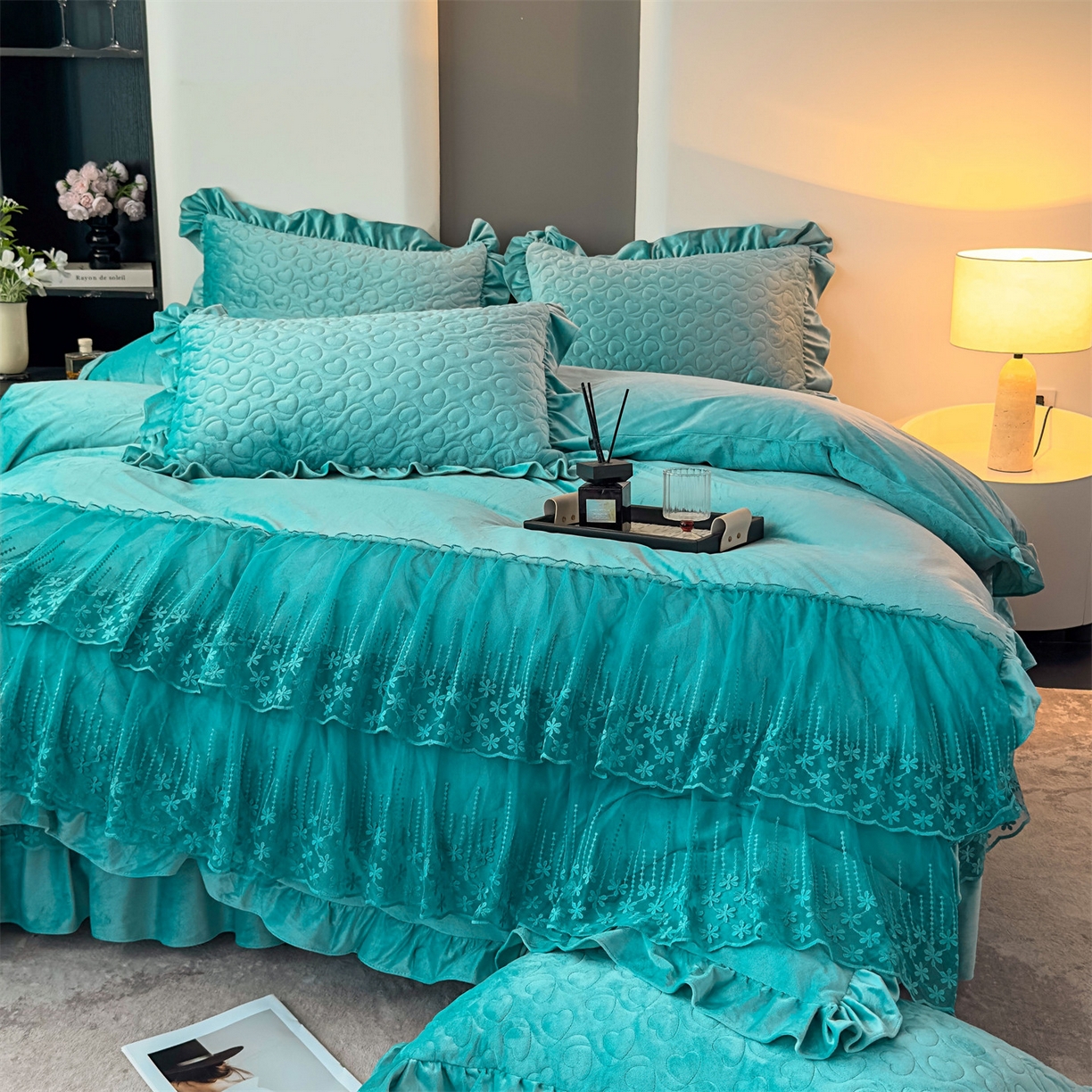 91家纺网 家纺一手货源 找家纺 恒爱家纺 2025新款宝宝绒紫陌听雪床裙款四件套终版 浅灰蓝