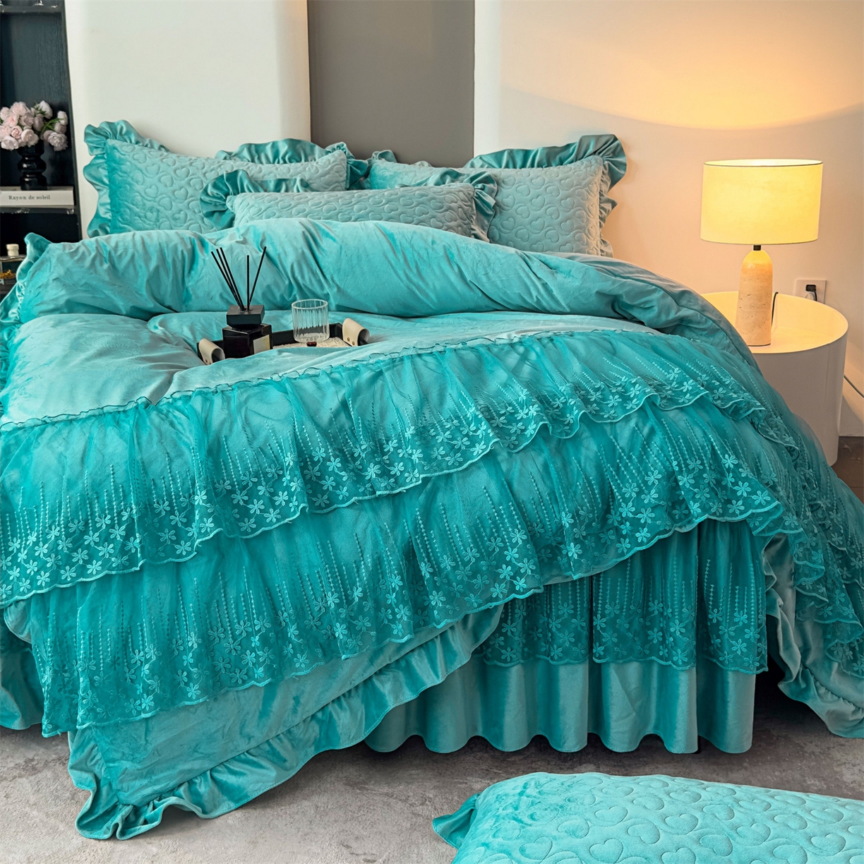 91家纺网 家纺一手货源 找家纺 恒爱家纺 2025新款宝宝绒紫陌听雪床裙款四件套终版 浅灰蓝