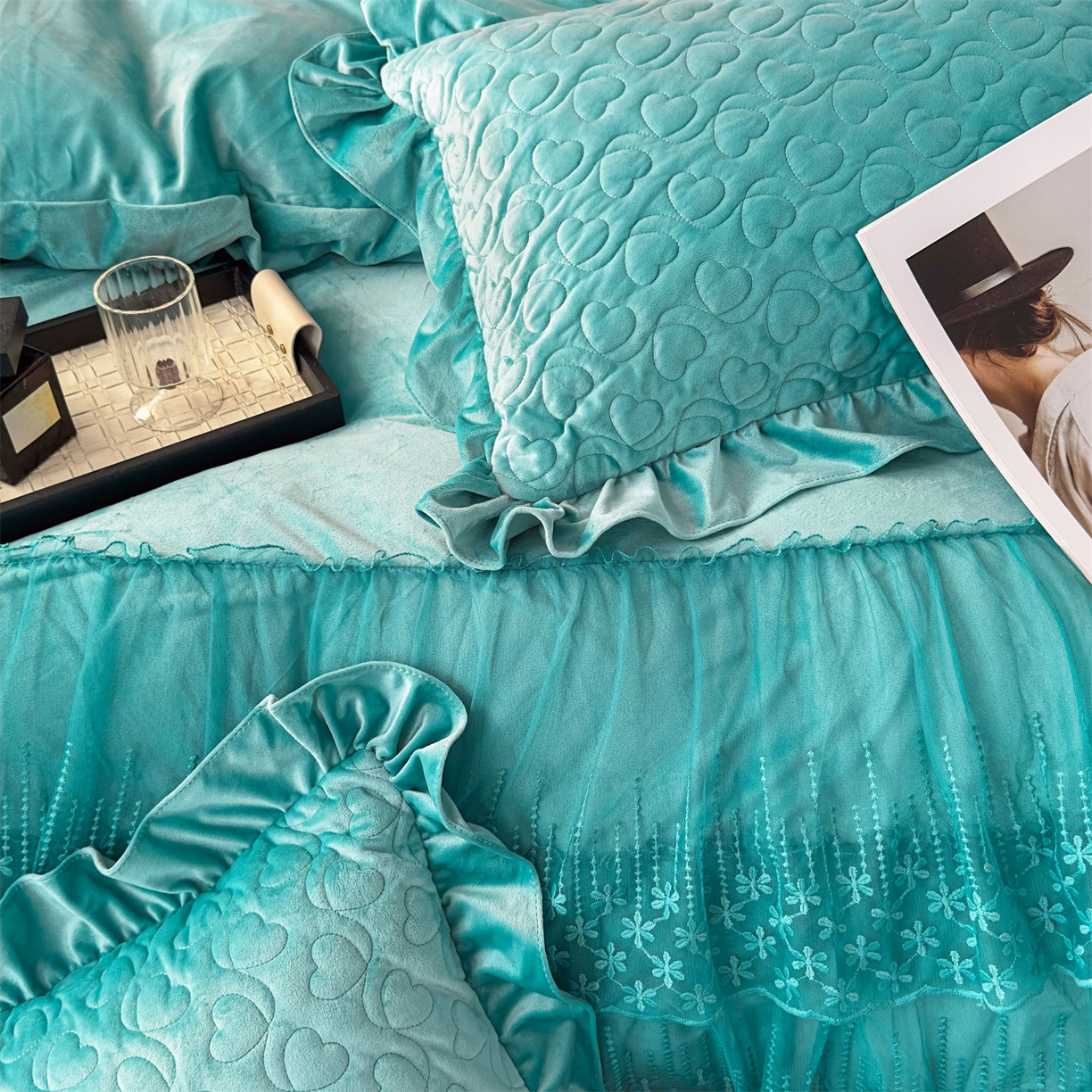 91家纺网 家纺一手货源 找家纺 恒爱家纺 2025新款宝宝绒紫陌听雪床裙款四件套终版 浅灰蓝