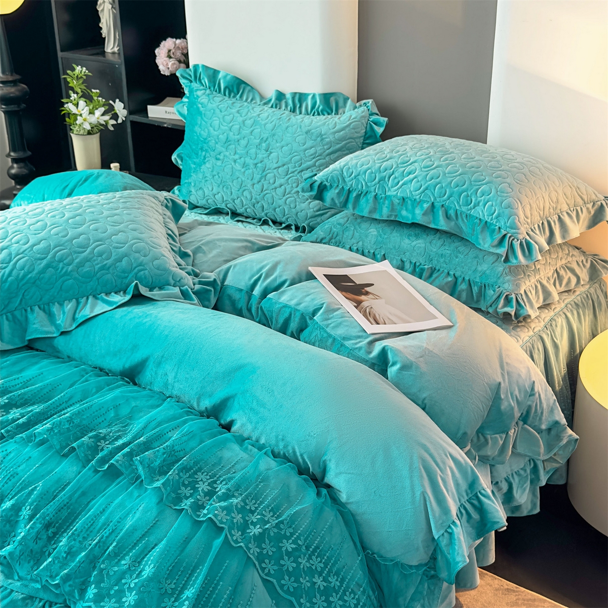 91家纺网 家纺一手货源 找家纺 恒爱家纺 2025新款宝宝绒紫陌听雪床裙款四件套终版 浅灰蓝