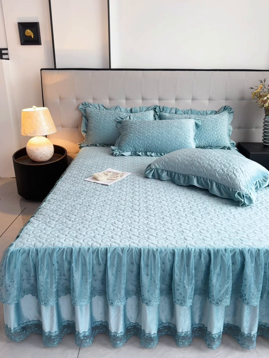 91家纺网 家纺一手货源 找家纺 恒爱家纺 2025新款宝宝绒紫陌听雪床裙款四件套终版 浅灰蓝