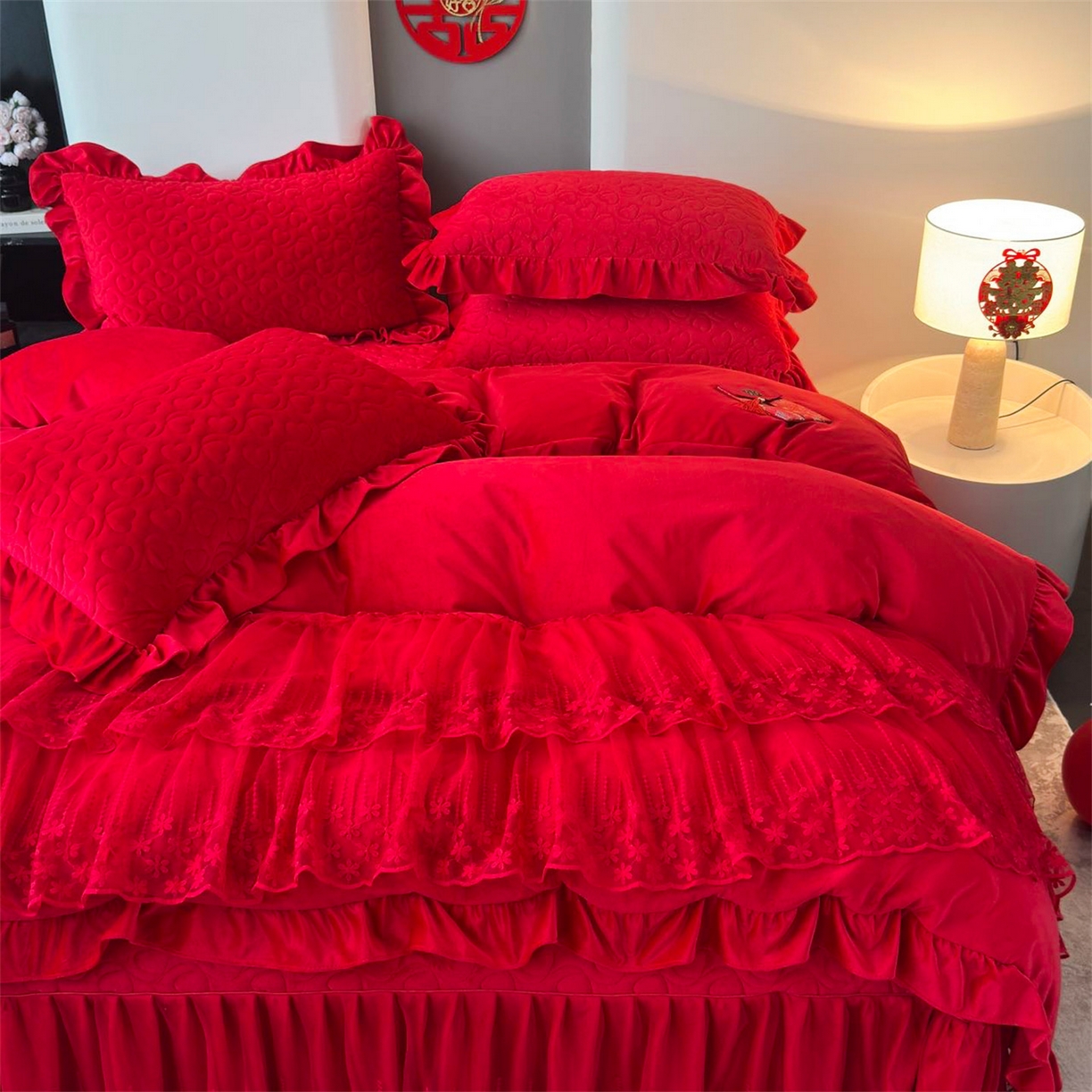 91家纺网 家纺一手货源 找家纺 恒爱家纺 2025新款宝宝绒紫陌听雪床裙款四件套终版 喜庆红