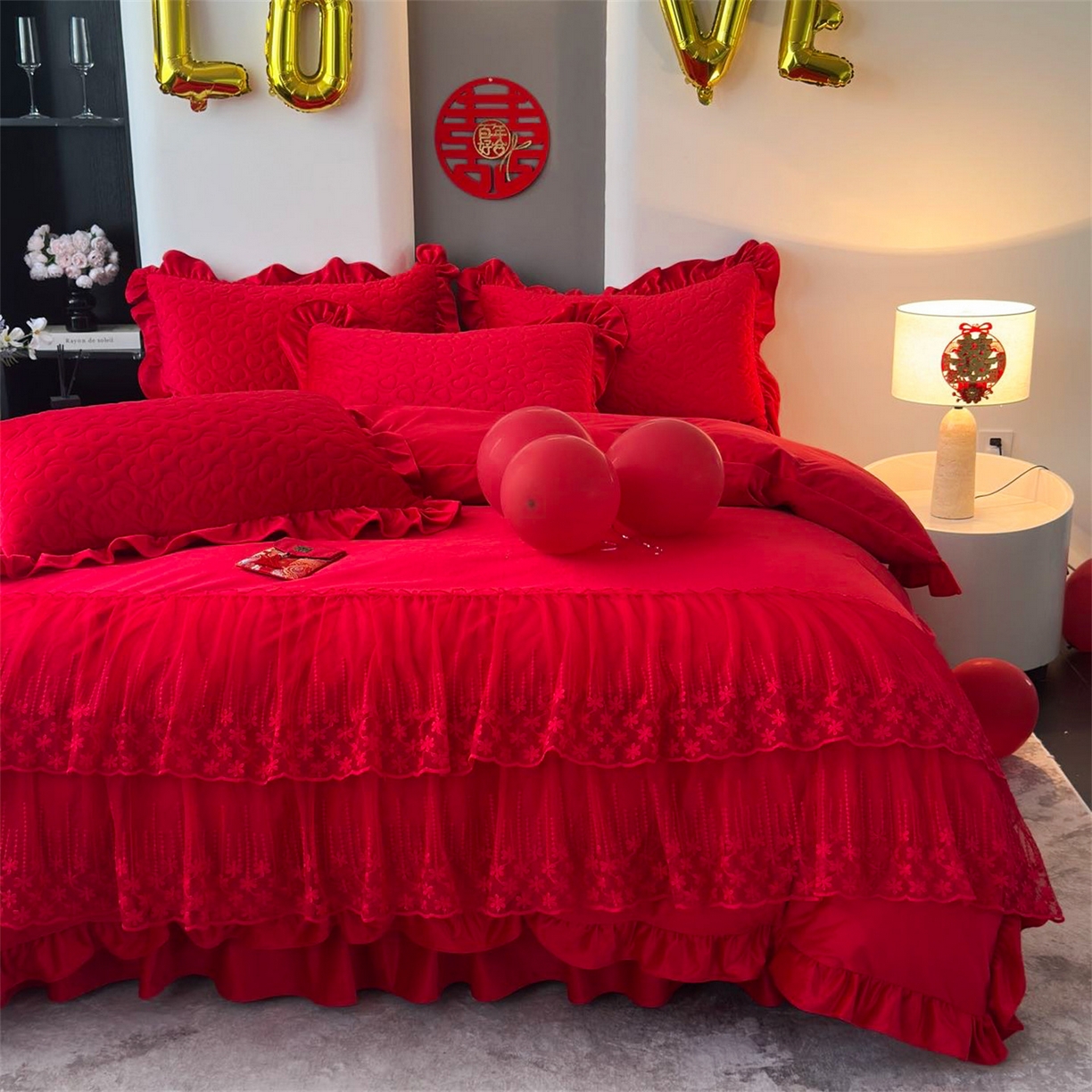 91家纺网 家纺一手货源 找家纺 恒爱家纺 2025新款宝宝绒紫陌听雪床裙款四件套终版 喜庆红