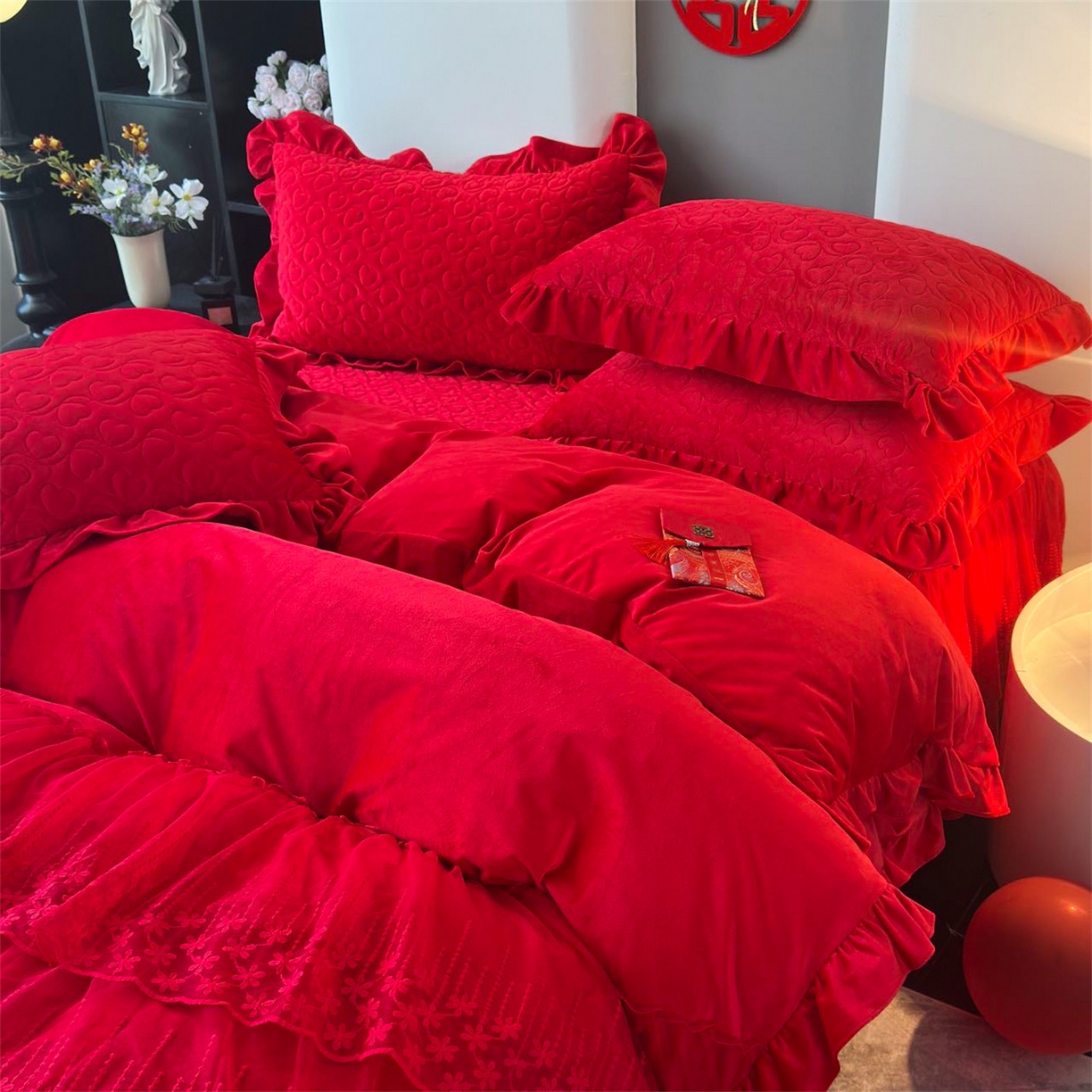 91家纺网 家纺一手货源 找家纺 恒爱家纺 2025新款宝宝绒紫陌听雪床裙款四件套终版 喜庆红