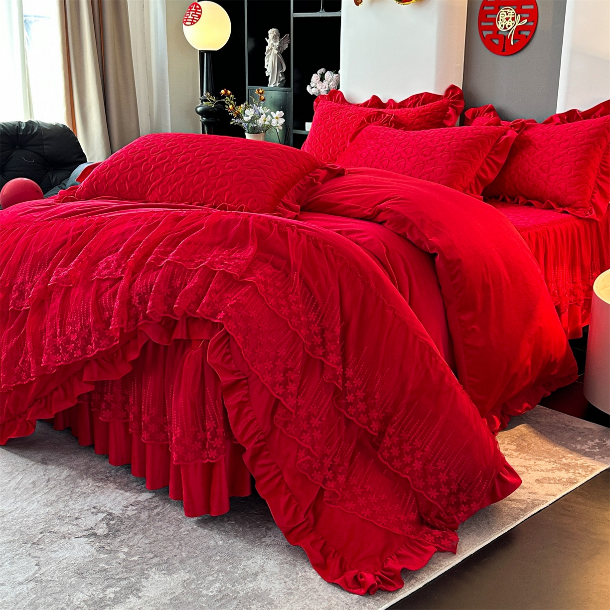 91家纺网 家纺一手货源 找家纺 恒爱家纺 2025新款宝宝绒紫陌听雪床裙款四件套终版 喜庆红