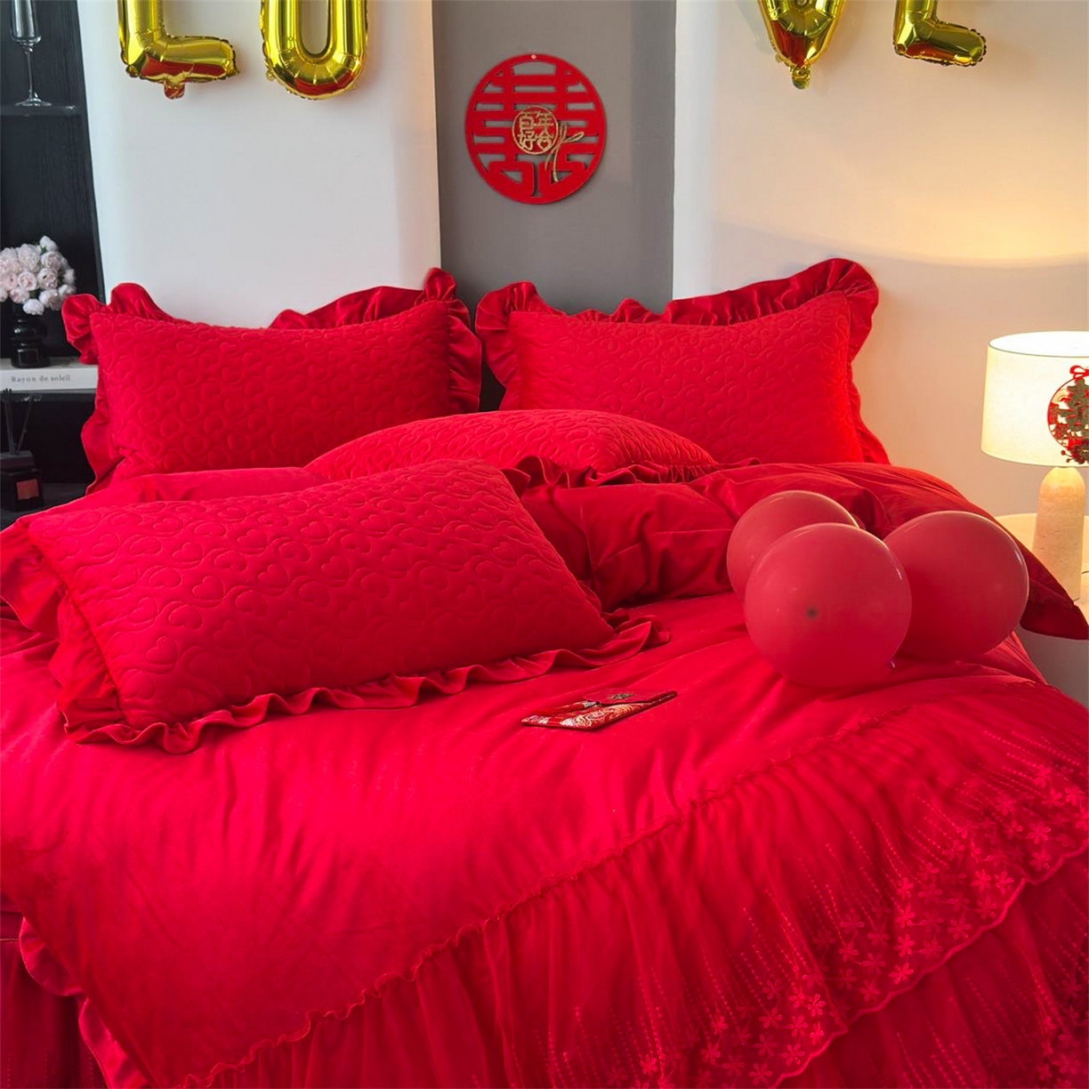 91家纺网 家纺一手货源 找家纺 恒爱家纺 2025新款宝宝绒紫陌听雪床裙款四件套终版 喜庆红