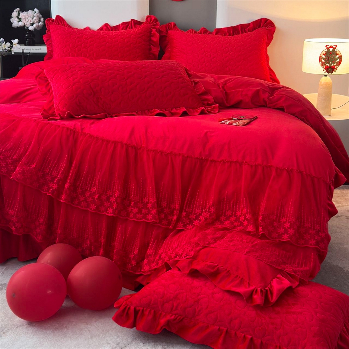 91家纺网 家纺一手货源 找家纺 恒爱家纺 2025新款宝宝绒紫陌听雪床裙款四件套终版 喜庆红