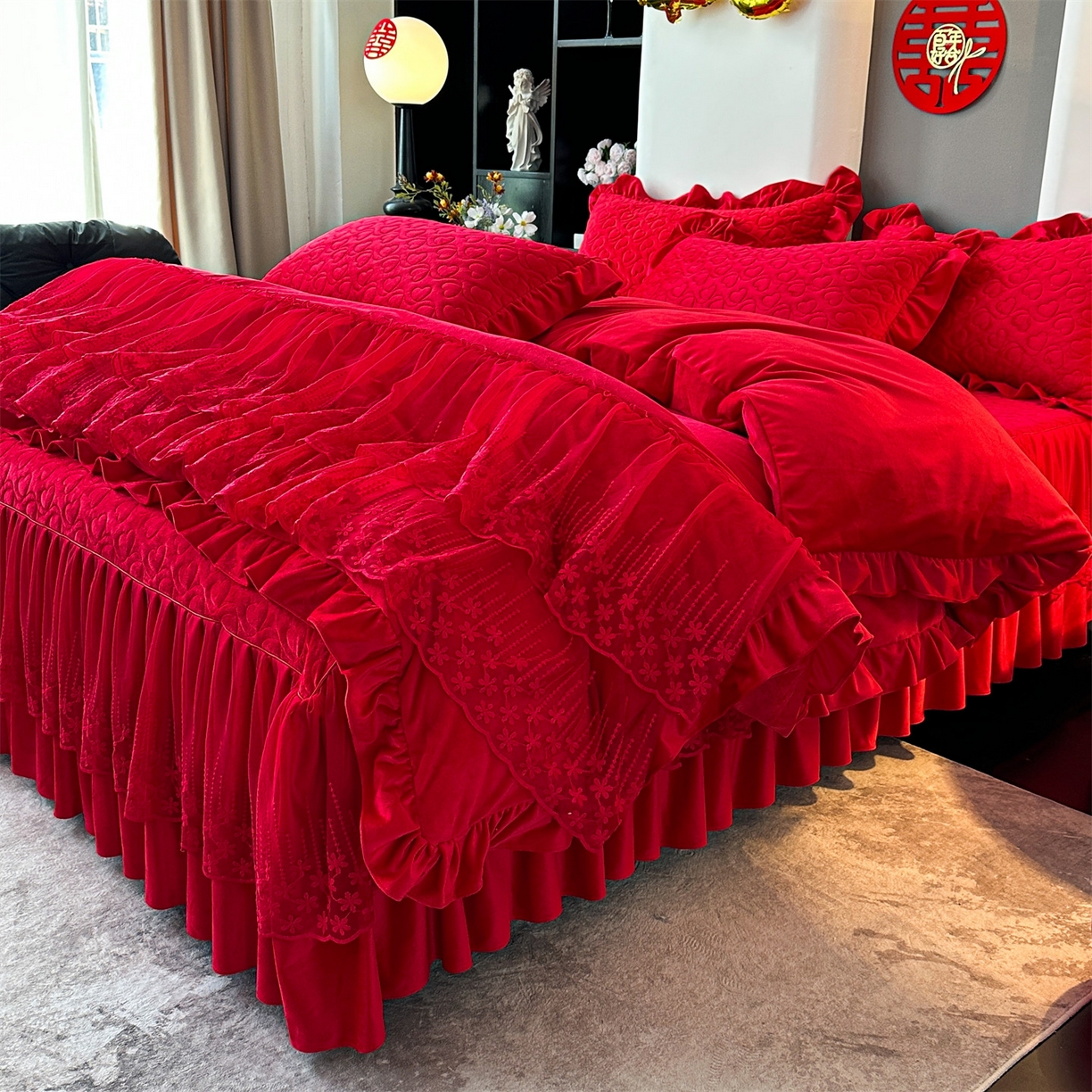 91家纺网 家纺一手货源 找家纺 恒爱家纺 2025新款宝宝绒紫陌听雪床裙款四件套终版 喜庆红