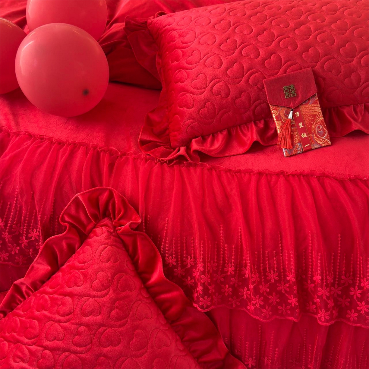 91家纺网 家纺一手货源 找家纺 恒爱家纺 2025新款宝宝绒紫陌听雪床裙款四件套终版 喜庆红