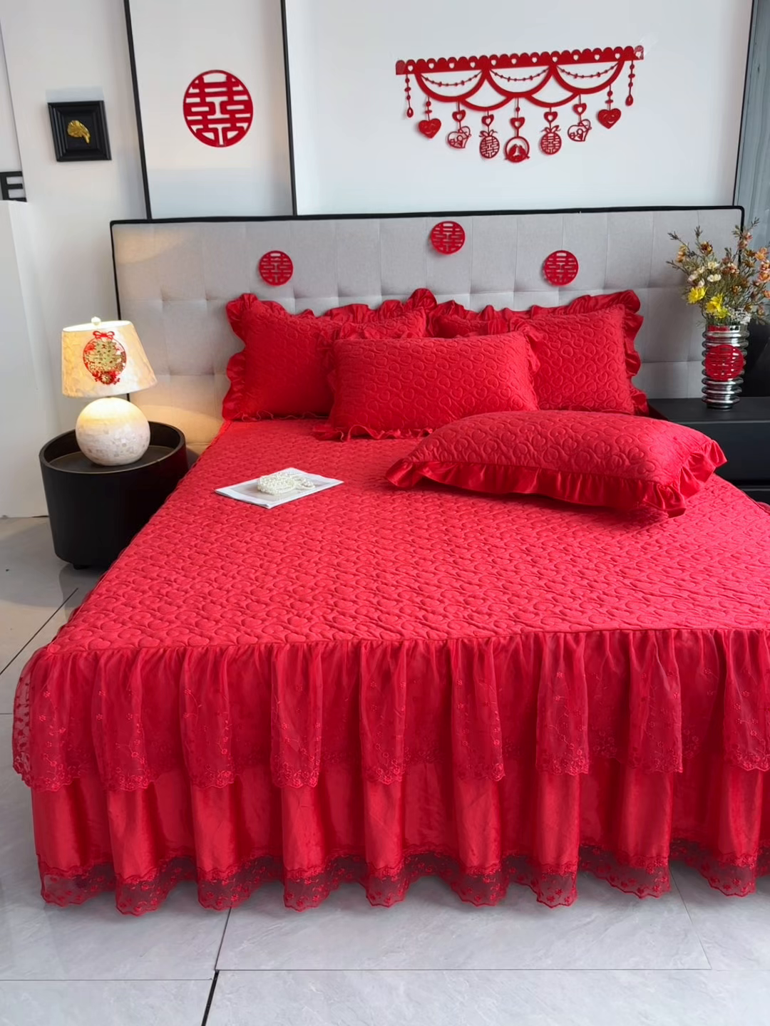 91家纺网 家纺一手货源 找家纺 恒爱家纺 2025新款宝宝绒紫陌听雪床裙款四件套终版 喜庆红