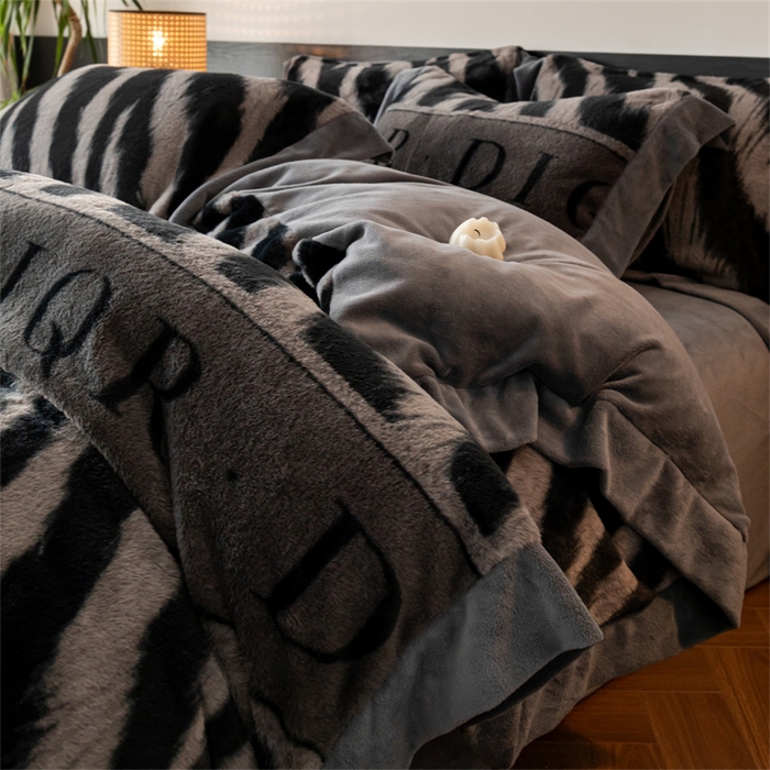 91家纺网 家纺一手货源 找家纺 启程家纺 2025新款A类加厚兔毛220克牛奶绒拼角四件套 寻彩-灰