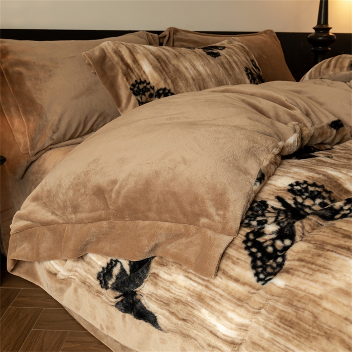 91家纺网 家纺一手货源 找家纺 启程家纺 2025新款A类加厚兔毛220克牛奶绒拼角四件套 蝴蝶飞飞