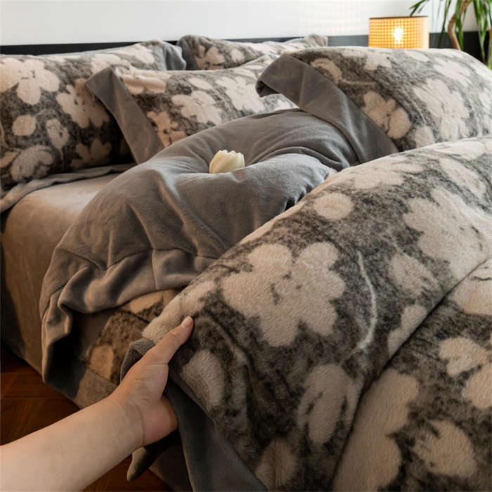 91家纺网 家纺一手货源 找家纺 启程家纺 2025新款A类加厚兔毛220克牛奶绒拼角四件套 花海