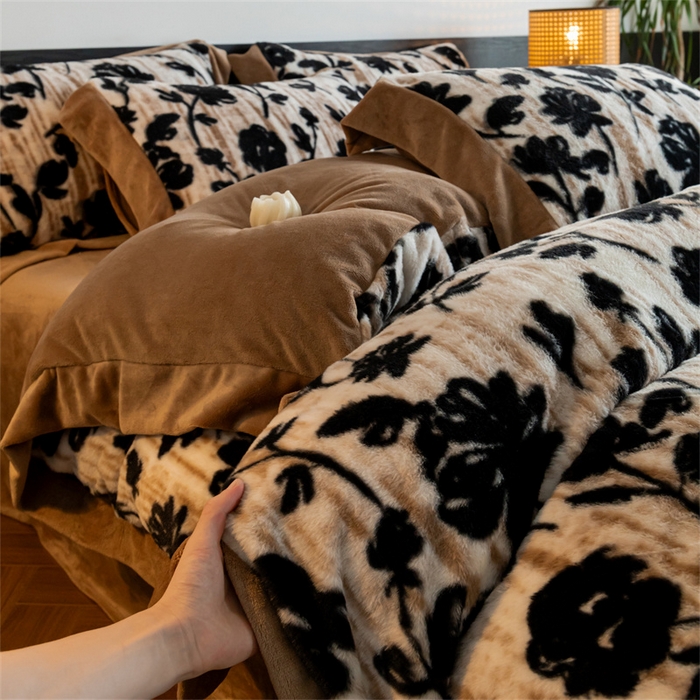 91家纺网 家纺一手货源 找家纺 启程家纺 2025新款A类加厚兔毛220克牛奶绒拼角四件套 简爱