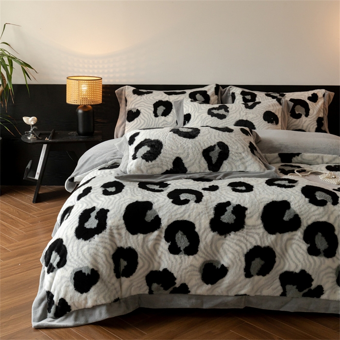 91家纺网 家纺一手货源 找家纺 启程家纺 2025新款A类加厚兔毛220克牛奶绒拼角四件套 迷踪灰