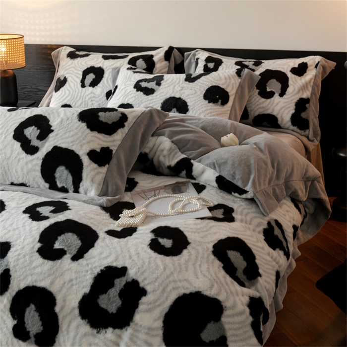 91家纺网 家纺一手货源 找家纺 启程家纺 2025新款A类加厚兔毛220克牛奶绒拼角四件套 迷踪灰