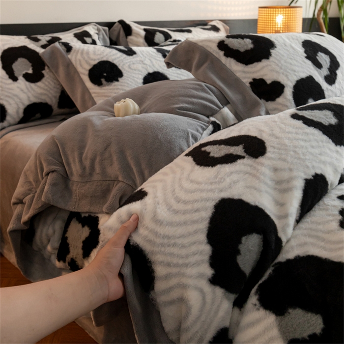 91家纺网 家纺一手货源 找家纺 启程家纺 2025新款A类加厚兔毛220克牛奶绒拼角四件套 迷踪灰