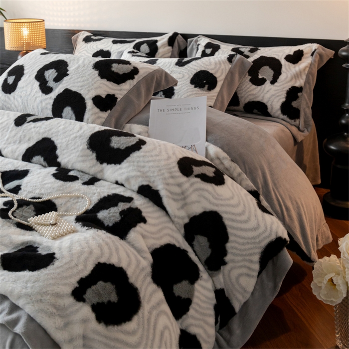 91家纺网 家纺一手货源 找家纺 启程家纺 2025新款A类加厚兔毛220克牛奶绒拼角四件套 迷踪灰