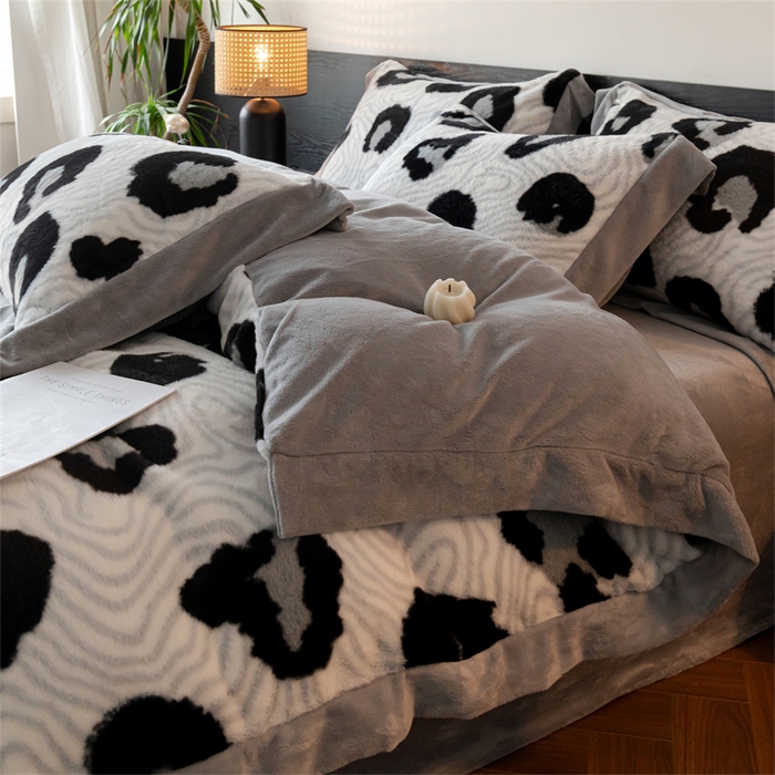 91家纺网 家纺一手货源 找家纺 启程家纺 2025新款A类加厚兔毛220克牛奶绒拼角四件套 迷踪灰