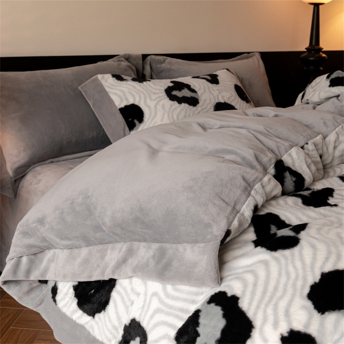 91家纺网 家纺一手货源 找家纺 启程家纺 2025新款A类加厚兔毛220克牛奶绒拼角四件套 迷踪灰