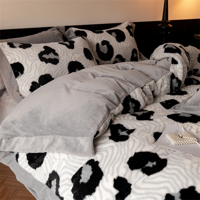 91家纺网 家纺一手货源 找家纺 启程家纺 2025新款A类加厚兔毛220克牛奶绒拼角四件套 迷踪灰