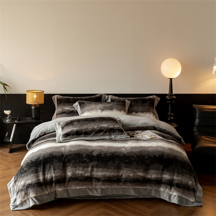 91家纺网 家纺一手货源 找家纺 启程家纺 2025新款A类加厚兔毛220克牛奶绒拼角四件套 觅森-灰