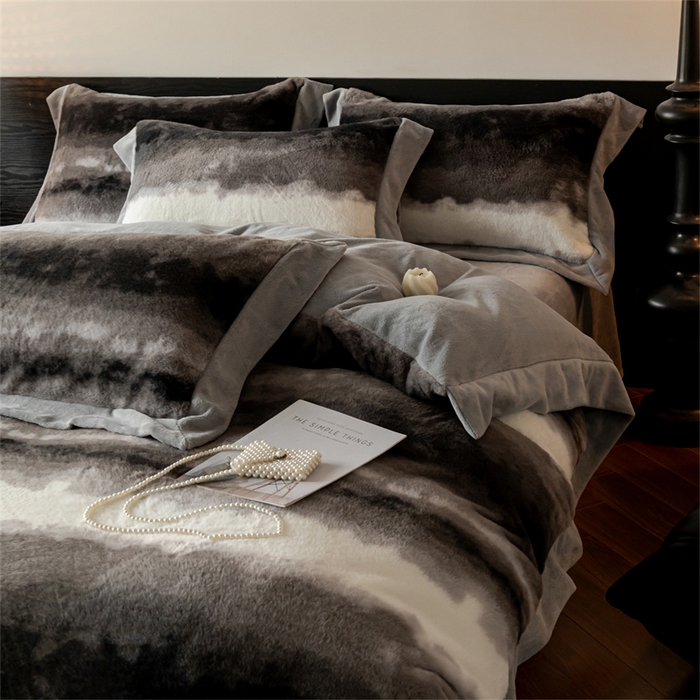 91家纺网 家纺一手货源 找家纺 启程家纺 2025新款A类加厚兔毛220克牛奶绒拼角四件套 觅森-灰