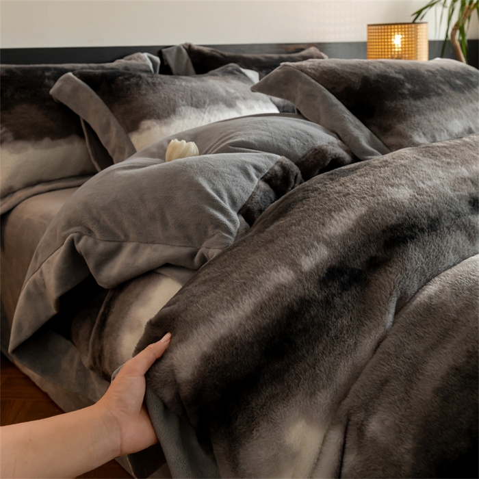 91家纺网 家纺一手货源 找家纺 启程家纺 2025新款A类加厚兔毛220克牛奶绒拼角四件套 觅森-灰