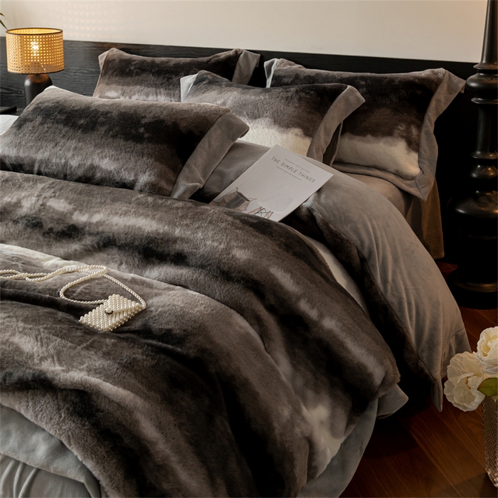 91家纺网 家纺一手货源 找家纺 启程家纺 2025新款A类加厚兔毛220克牛奶绒拼角四件套 觅森-灰