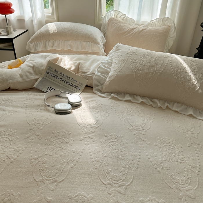 91家纺网 家纺一手货源 找家纺 （总）六巷胡同 2025新款韩系手捧花轻法式花边款牛奶绒四件套-风格一