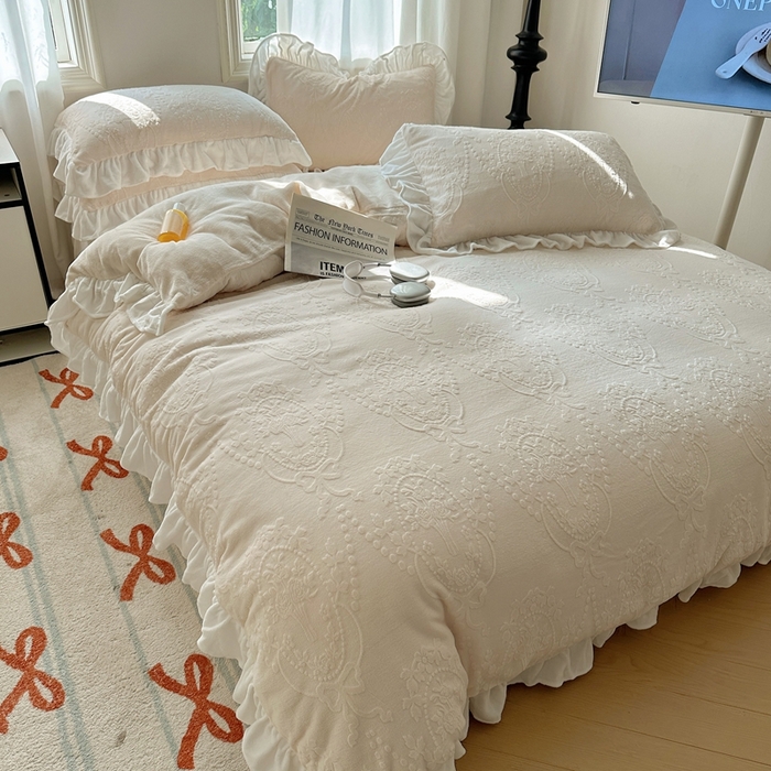 91家纺网 家纺一手货源 找家纺 （总）六巷胡同 2025新款韩系手捧花轻法式花边款牛奶绒四件套-风格一