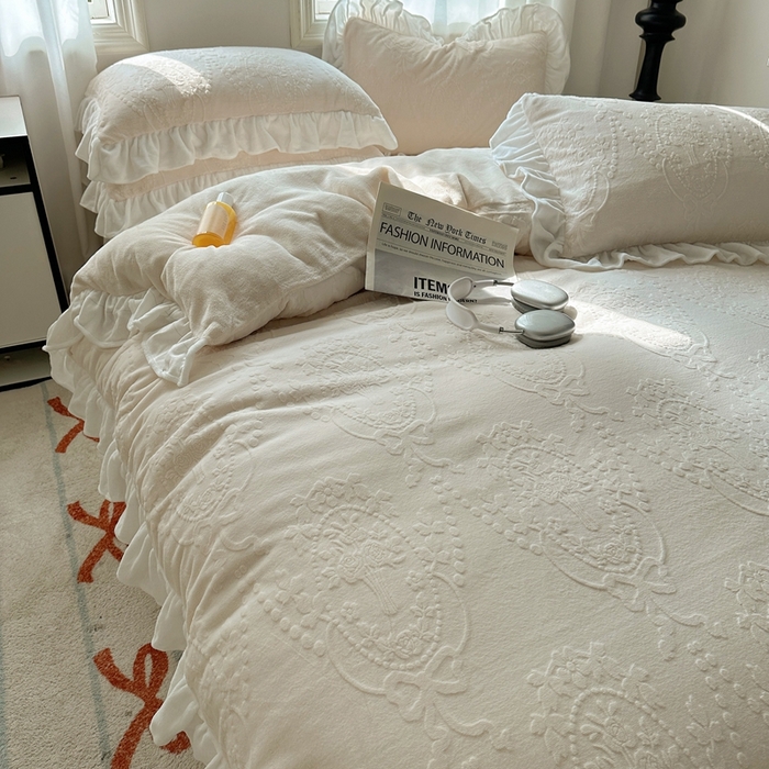 91家纺网 家纺一手货源 找家纺 （总）六巷胡同 2025新款韩系手捧花轻法式花边款牛奶绒四件套-风格一