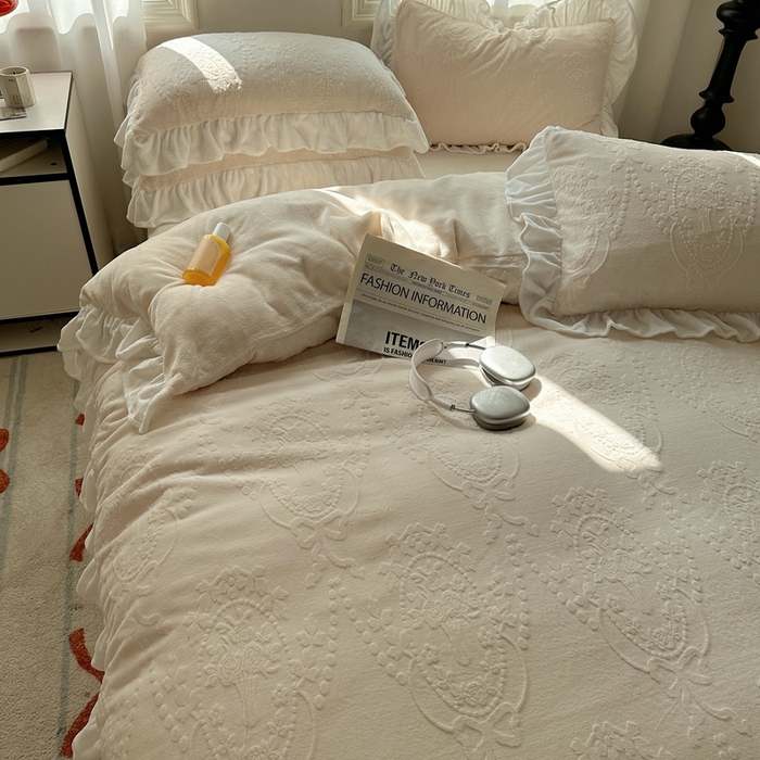 91家纺网 家纺一手货源 找家纺 （总）六巷胡同 2025新款韩系手捧花轻法式花边款牛奶绒四件套-风格一