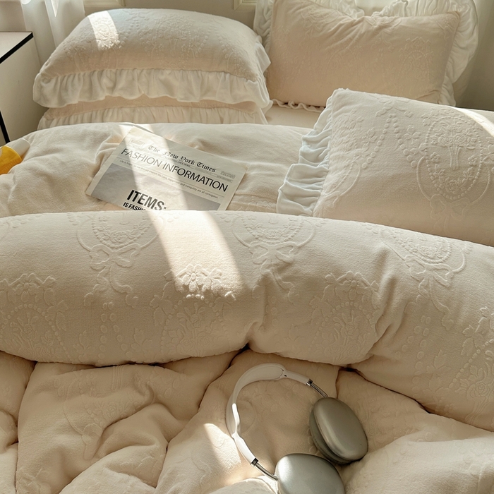 91家纺网 家纺一手货源 找家纺 （总）六巷胡同 2025新款韩系手捧花轻法式花边款牛奶绒四件套-风格一