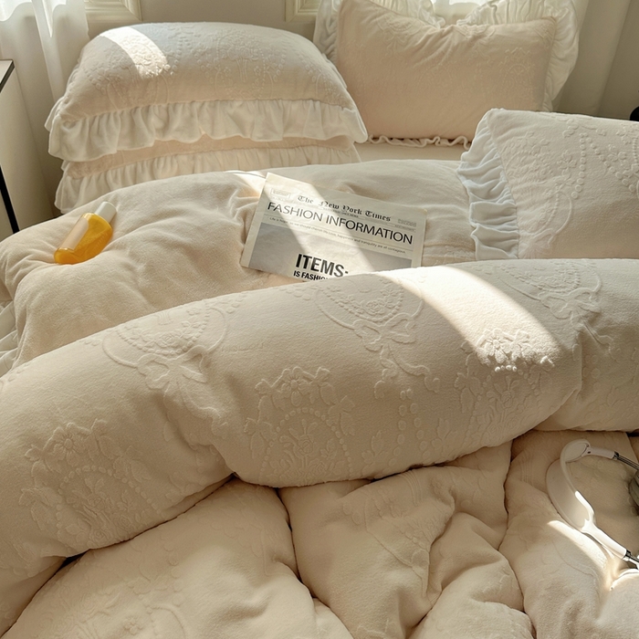 91家纺网 家纺一手货源 找家纺 （总）六巷胡同 2025新款韩系手捧花轻法式花边款牛奶绒四件套-风格一