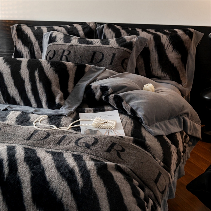 91家纺网 家纺一手货源 找家纺 启程家纺 2025新款A类加厚兔毛220克牛奶绒拼角四件套 寻彩-灰