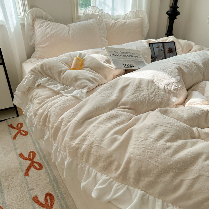 91家纺网 家纺一手货源 找家纺 （总）六巷胡同 2025新款韩系手捧花轻法式花边款牛奶绒四件套-风格一