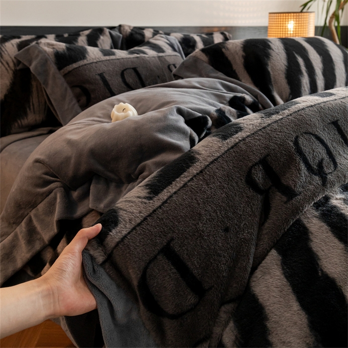 91家纺网 家纺一手货源 找家纺 启程家纺 2025新款A类加厚兔毛220克牛奶绒拼角四件套 寻彩-灰