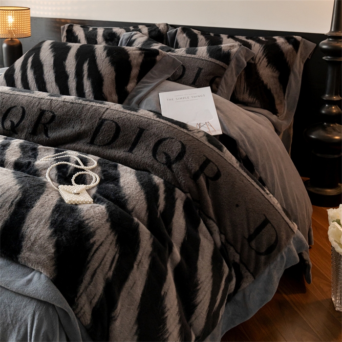 91家纺网 家纺一手货源 找家纺 启程家纺 2025新款A类加厚兔毛220克牛奶绒拼角四件套 寻彩-灰