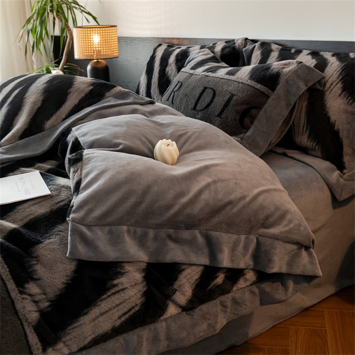 91家纺网 家纺一手货源 找家纺 启程家纺 2025新款A类加厚兔毛220克牛奶绒拼角四件套 寻彩-灰