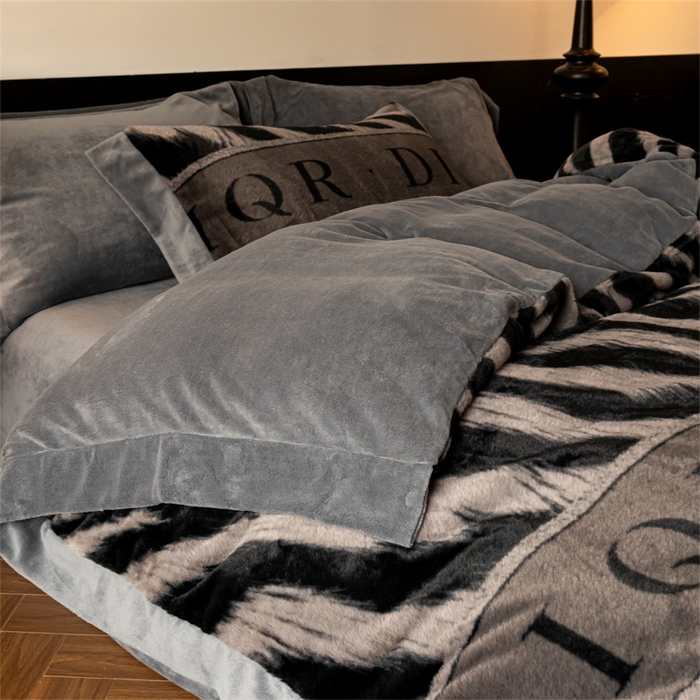 91家纺网 家纺一手货源 找家纺 启程家纺 2025新款A类加厚兔毛220克牛奶绒拼角四件套 寻彩-灰