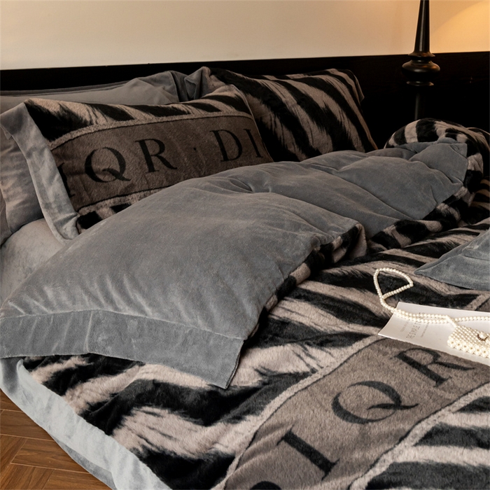 91家纺网 家纺一手货源 找家纺 启程家纺 2025新款A类加厚兔毛220克牛奶绒拼角四件套 寻彩-灰