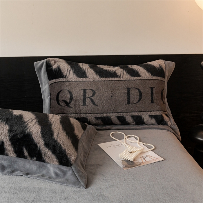 91家纺网 家纺一手货源 找家纺 启程家纺 2025新款A类加厚兔毛220克牛奶绒拼角四件套 寻彩-灰