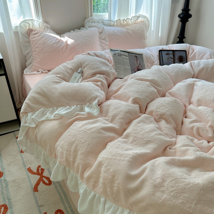 91家纺网 家纺一手货源 找家纺 （总）六巷胡同 2025新款韩系手捧花轻法式花边款牛奶绒四件套-风格一