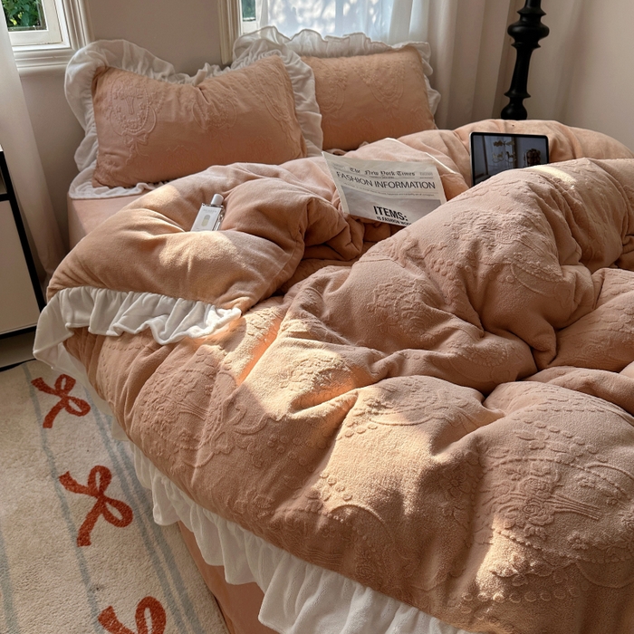 91家纺网 家纺一手货源 找家纺 （总）六巷胡同 2025新款韩系手捧花轻法式花边款牛奶绒四件套-风格一