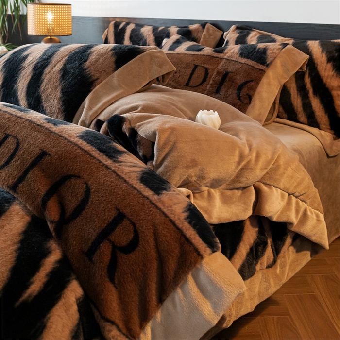 91家纺网 家纺一手货源 找家纺 启程家纺 2025新款A类加厚兔毛220克牛奶绒拼角四件套 寻彩-咖